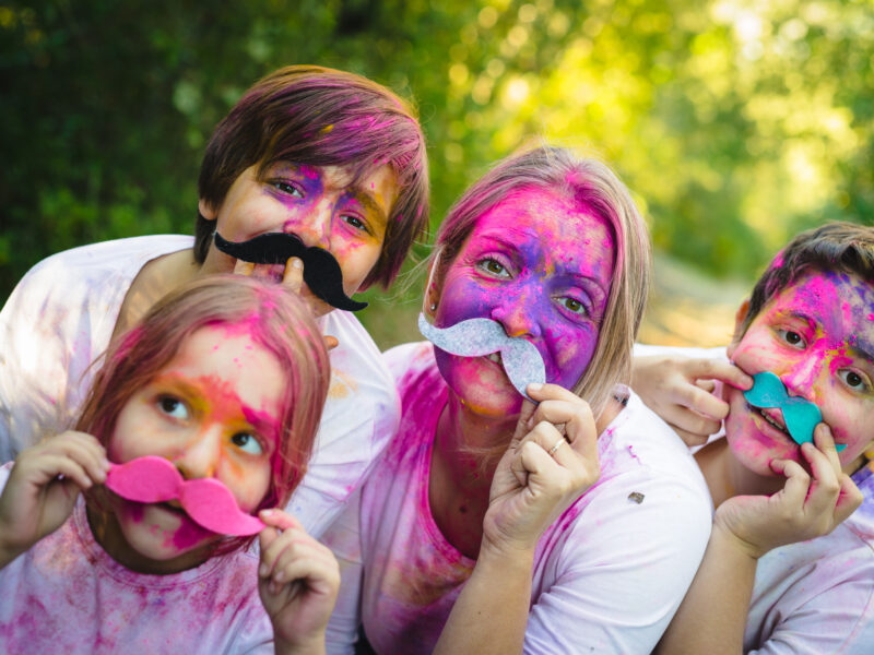 Lifestyle : Holi rainbow family