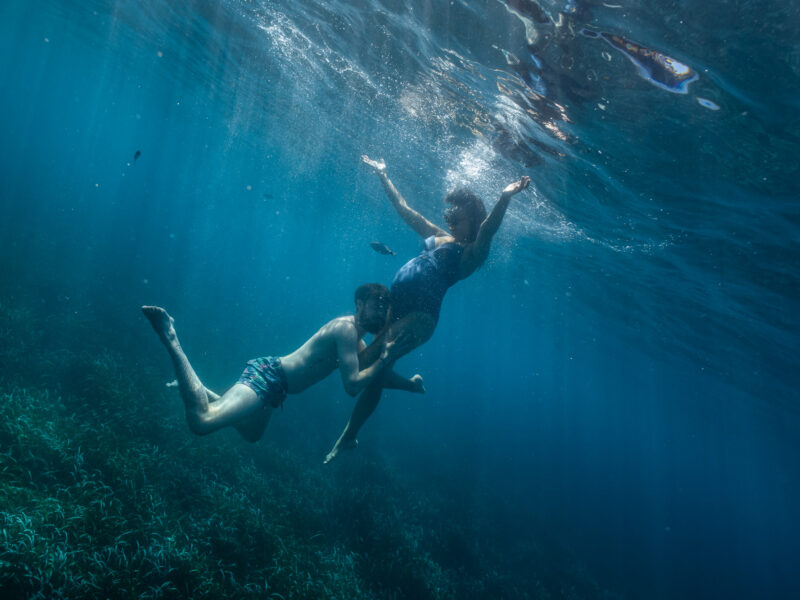 Séance photo de grossesse sous-marine