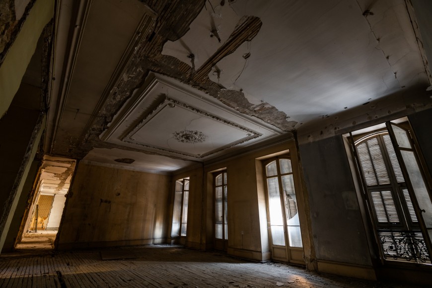 Une salle louable dans un coin mal famé. Reportage-photo-immeuble-ancien-Nice-19-870x579