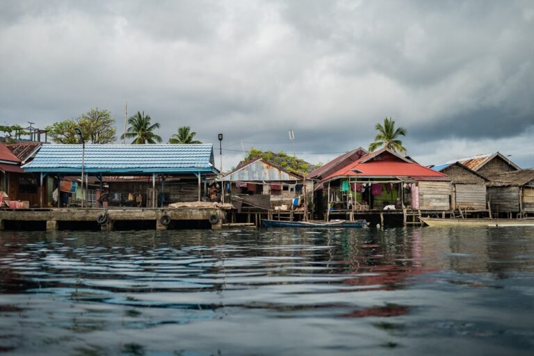 Bienvenue à Pulau Papan. Pour rejoindre ce village unique, il faut emprunter un incroyable