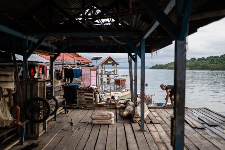 Bienvenue à Pulau Papan. Pour rejoindre ce village unique, il faut emprunter un incroyable