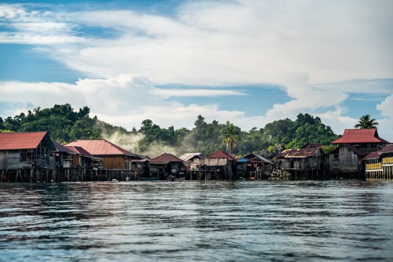Bienvenue à Pulau Papan. Pour rejoindre ce village unique, il faut emprunter un incroyable