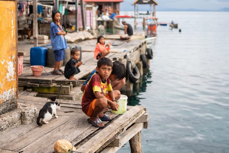 Bienvenue à Pulau Papan. Pour rejoindre ce village unique, il faut emprunter un incroyable