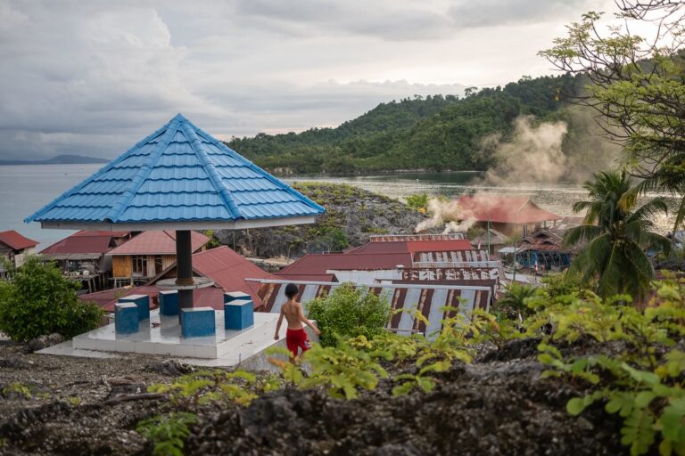 Bienvenue à Pulau Papan. Pour rejoindre ce village unique, il faut emprunter un incroyable