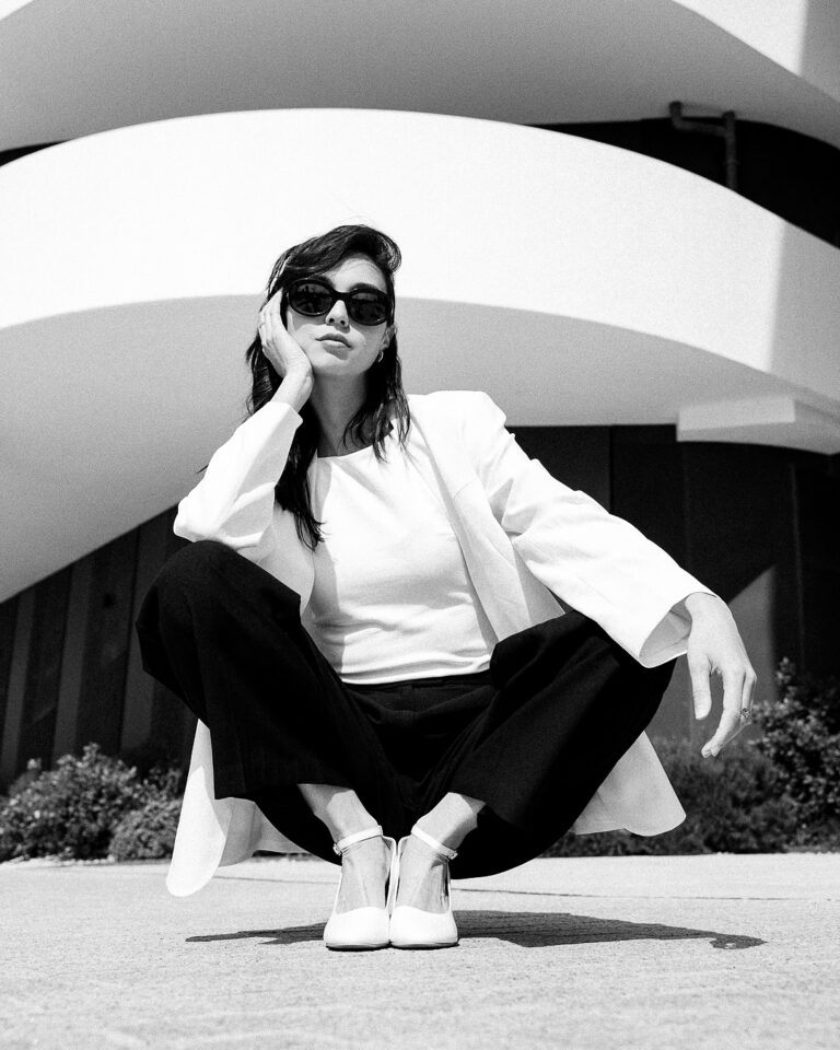 Campagne lunettes été 2025 — shooting en décor architectural